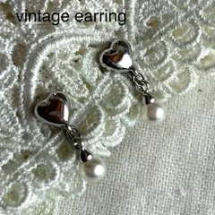 A03804ヴィンテージ シルバーハートにパールの上品揺れ感イヤリング