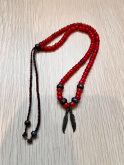 ビーズネックレス 赤 エスニック風 羽チャーム 調整可能