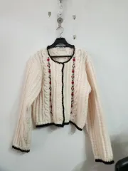 ニット ケーブル編み カーディガン アイボリー 花刺繍