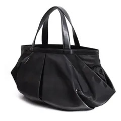 イッセイミヤケISSEY MIYAKE シャイニータックハンドバッグ 黒のサムネイル