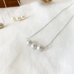 35-2.ライトグレー(金属アレルギー対応) 華奢 小ぶり3粒パールとシルバーチェーンのステンレスネックレス