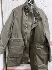 カーキ色のマウンテンパーカー アウターです