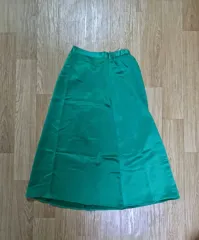 緑サテンフレアスカート