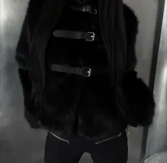 ブラックファーコートベルトデザイン