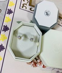 ゆ*か様 Swarovski スワロフスキー クローバー型スタッドピアス - メルカリ