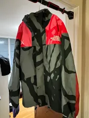 THE NORTH FACE × KAWS