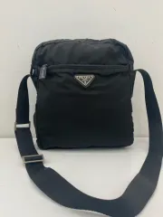 プラダ ナイロン メッセンジャーバッグ