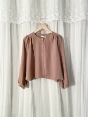 ブラウン ココア パフスリーブ パール ボタン オープンタイプ ラウンドネック ブラウス