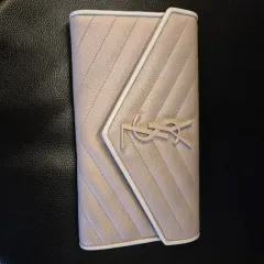 イヴ・サンローラン カサンドラ フラット長財布