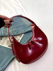 バッグ レディース ハンドルバッグ 女性用ユニークデザインハンドバッグ、新月型ショルダーバッグ、金属製バックル、鏡面、赤い小さな丸いバッグ、ファッショナブルな女性向け、ファッショナブルなボルドーバッグバレンタイン