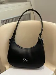 バッグ レディース ショルダーバッグ レディース ファッション ソリッドカラー ショルダーバッグ、メタル製リボン装飾 三日月型バッグ、カジュアル アンダーアームバッグ ストリートスタイル、若い女性の買い物、仕事、通