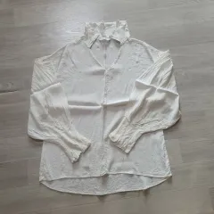 白 バルーン パフ ブラウス 袖 アイボリー シャツ カラー オープン フリル