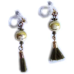 【新品】 浴衣 着物 に 似合う 和風 唐草 金線 ビーズ と タッセル の 樹脂 製 ノンホール ピアス イヤリング（ ミニ ポーチ 付 き ） (うぐいす色) 1