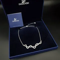 美品 SWAROVSKI スワロフスキー ネックレス ペンダント 曲線 ウェーブ ツイスト クリスタル ラインストーン シルバーカラー 箱付き 上品 華やか 豪華 高級感 エレガント きらきら ギフト プレゼント 贈り物 パーティー 披露宴 発表会 イベント