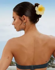 エイソス レディース アクセサリー ヘアアクセサリー ASOS DESIGN flower hair claw in ombre yellowイエローのサムネイル