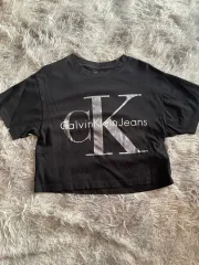 Calvin Klein Jeans(カルヴァンクラインジーンズ) ブラック 半袖 クロップド Tシャツ