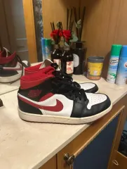 ナイキ エア ジョーダン 1 ミッド ブラック/レッド/ホワイト