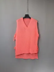 華やかなオレンジ サイドスリット アシンメトリー ニット ベスト