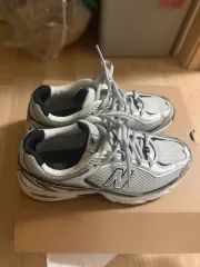 ニューバランス ランニングシューズ シルバー 240