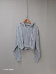 グレー ケーブル編み WHO フード クロップド ニット