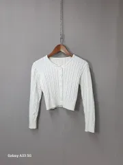 白 ケーブル編み クロップド ニット カーディガン