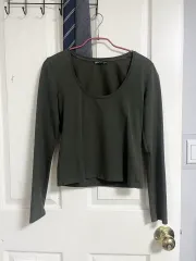 ザラ カーキ クロップド Tシャツ s 26