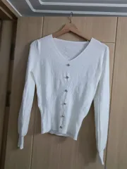 白 Vネック GOLD ボタン ニット