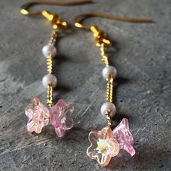 No.554 ピンクのお花のハンドメイドピアス - メルカリ