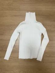 新品 白 ゴージ タートルネック ニット