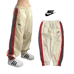 ナイキ 新モデル オーバーサイズ サイドライン オールドスクール ジョガー ナイロン トラックパンツ