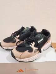 adidas ファルコン ブラック/ベージュ スニーカー