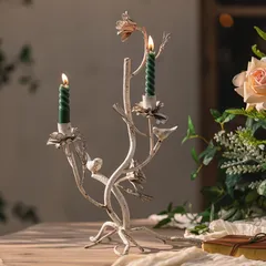 キャンドルホルダー キャンドルスタンド 小鳥と花 フラワー 鳥 ヴィンテージ ホワイト 2本 インテリア 装飾 パーティー リビング ダイニング オシャレ 可愛い 寝室 インテリア雑貨 オブジェ 癒しグッズ 金属 テーブルデコレーション