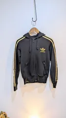 アディダス　トラックジャケット　フード付　ジャージー素材　Sサイズ程度　LADAYS　　adidas　38 ブラック　ゴールド　トレフォイル　三つ葉　アディダス　スリーストライプス（Three Stripes）のサムネイル