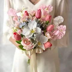 白胡蝶蘭×ピンクチューリップクラッチブーケ☆ブートニア