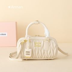miu miu ショルダーバッグ クリーム色 - メルカリ