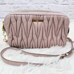 MIUMIU 5BB114 エンボスロゴ チェーンバッグ - メルカリ