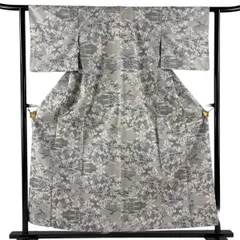 【美品】 紬 身丈156cm 裄丈61cm S 袷 樹木 雲文 灰色 正絹 秀品 【中古】のサムネイル