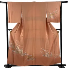 付下げ 身丈156.5cm 裄丈65cm M 袷 落款 草花 流水 金銀糸 薄オレンジ 正絹 秀品 一つ紋 【中古】