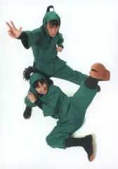 【中古】生写真(男性) 林明寛(七松小平太)・前山剛久(中在家長次)/全身・衣装緑・林座り・左足上げ・キャラクターショット/ミュージカル「忍たま乱太郎」 第三弾「山賊砦に潜入せよ」 再演