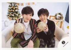 【中古】生写真(ジャニーズ) 関西ジャニーズJr./道枝駿佑・長尾謙社/横型・膝上・座り・衣装赤紺白・オーナメント持つ/「X’mas Party!! 2018」グッズオフショット