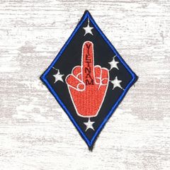 CA49③ キャラクター ベトナム 戦争 ワッペン 人気 中指 ピース 手 ハンドサイン 青 黒 パッチ カスタム ベトジャン 米軍 アメカジ