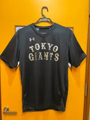 Y【Y4-27】△ UNDER ARMOUR　サイズ不明　読売ジャイアンツ　岡本和真選手　背番号25　Vネック半袖Tシャツ　黒色×シルバー　メンズ