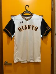 Y【Y4-28】△ UNDER ARMOUR　サイズ不明　読売ジャイアンツ　菅野智之投手　背番号18　Vネック半袖Tシャツ　白色×黒色×オレンジ　メンズ