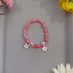 ハンドメイド／ピンクビーズブレスレット   フラワーチャーム＆アクセントビーズ入り