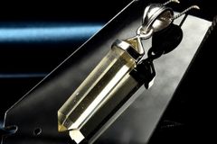 [1 점 물건] 실버 925 ◇ AAA 투명 레몬 컬러 리비안 글라스 28x7mm 양검 포인트 펜던트 톱 파워 스톤 천연석 _PD891
