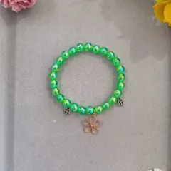 ハンドメイド／グリーンビーズブレスレット   フラワーチャーム＆アクセントビーズ入り
