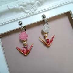 和柄折り鶴イヤリング 赤花柄×ラメ 金平糖風ビーズ 和風大人かわいいアクセサリー  ハンドメイド  oh-02721
