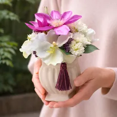 【高級造花】【モダン供養花】お供え　供養花　お彼岸　仏壇用　手元供養　白・ラベンダー　棚置きサイズ　上品モダン　仏花アレンジメント　手入れ簡単　メモリアルフラワー
