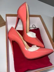 クリスチャンルブタン ピンク エナメル パンプス