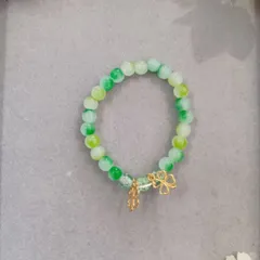 ハンドメイド／グリーンビーズブレスレット   四つ葉チャーム付き